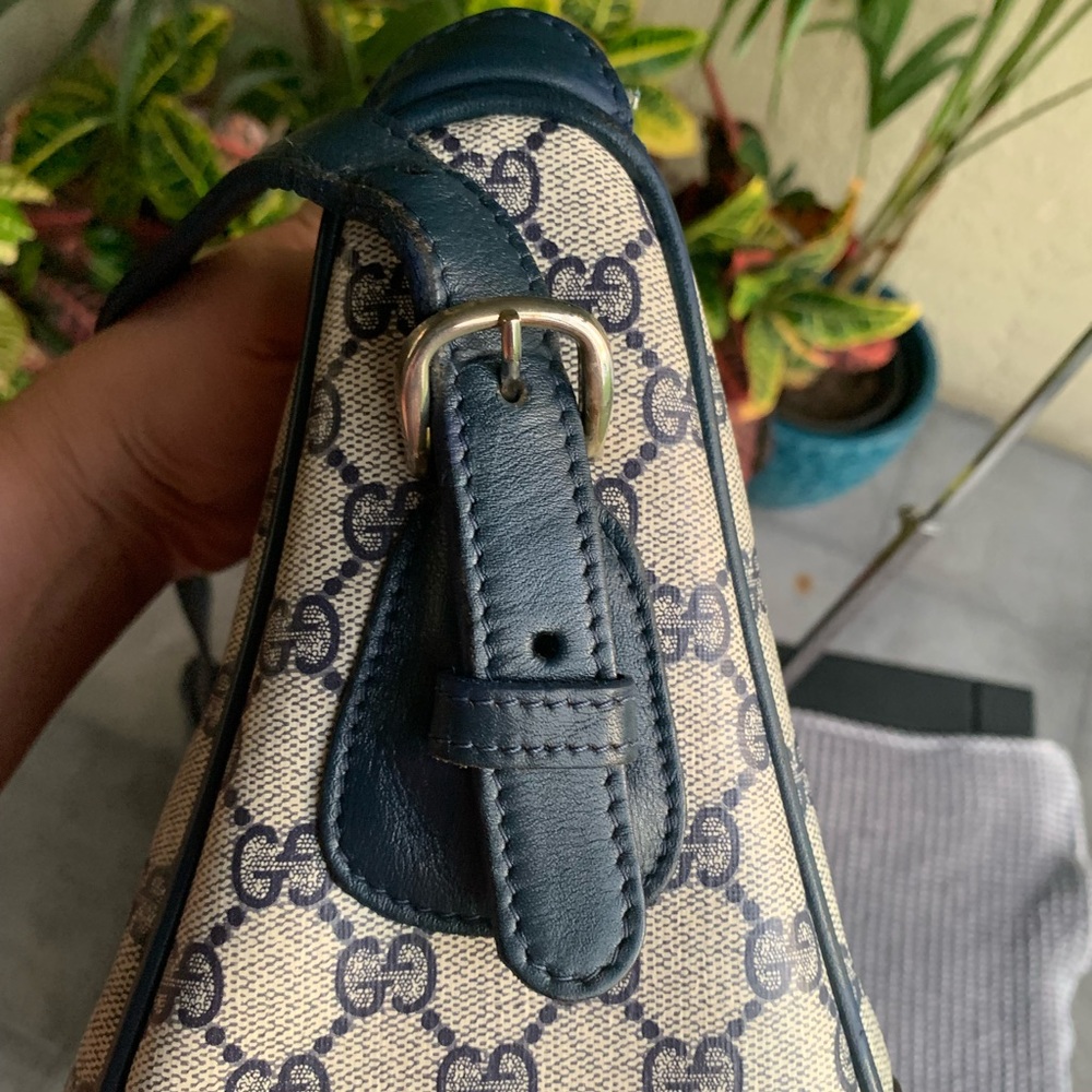 (15) GUCCI 70s Navy Shoulder Bag - Picture 6 of 9